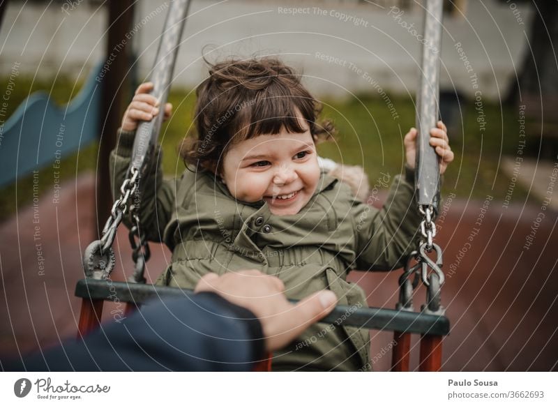 Kind auf Schaukel pendeln Spielplatz Park lustig Spaß Glück Fröhlichkeit Vaterschaft Kinderspiel Kindheit Außenaufnahme spielen spielerisch Farbfoto Freude