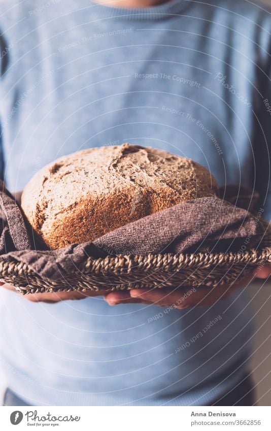 Hausgemachtes Vollkornbrot Brot selbstgemacht organisch Ernährung Gesundheit frisch Lebensmittel Korn Brotlaib backen aufgeschnitten Kruste traditionell lecker