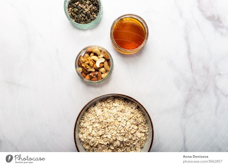 Glutenfreier gewalzter Hafer zuckerfrei glutenfrei Müsli selbstgemacht süß Muttern Gesundheit Korn Diät Samen Frühstück gebraten Sonnenblume Ahornsirup