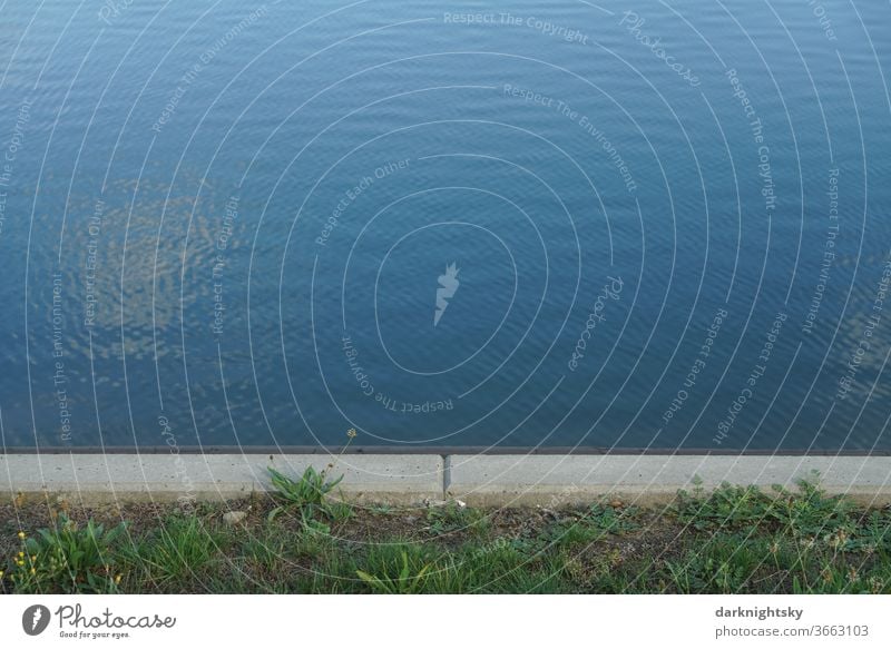 Ufer am See mit Befestigung Wasser Spiegelung Schatten Spiegelbild Dynamik Avifauna Biggetalsperre Wildnis Natur Außenaufnahme weiß Flügel blau Himmel Bordstein