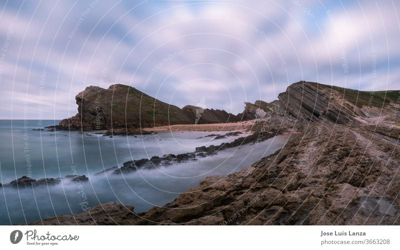 Tapete mit felsiger Meereslandschaft. Madero-Strand in Liencres Hintergrund schön Schönheit blau Küste Küstenstreifen Küstenlinie schmalzig Ausflugsziel Europa