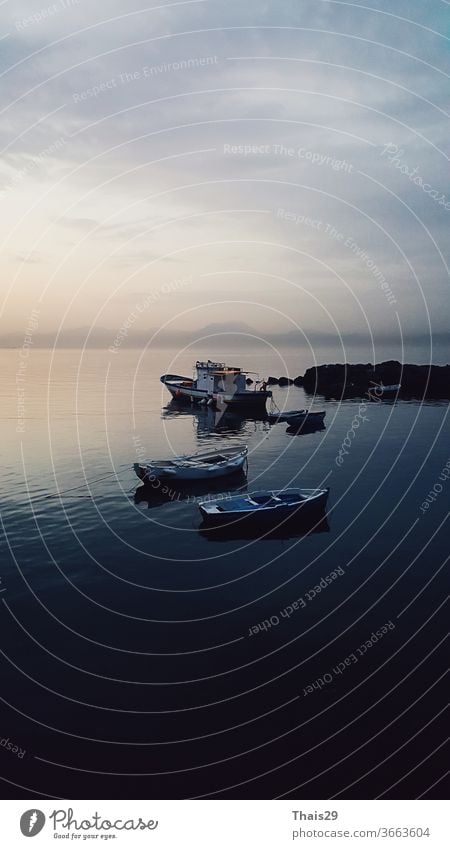 früher Sonnenaufgang ruhiges Meer, keine Wellen, Sonnenlicht spiegelt sich auf dem Wasser, kleine Fischerboote ruhen sich aus, schöner Horizont Meereslandschaft, Italien, Napoli, Neapel