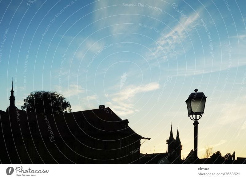 Silhouette von Bamberg im Abendlicht Skyline Scherenschnitt Straßenlampe Himmel Kirche Straßenbeleuchtung Altstadt Stadt Wahrzeichen Sehenswürdigkeit Horizont