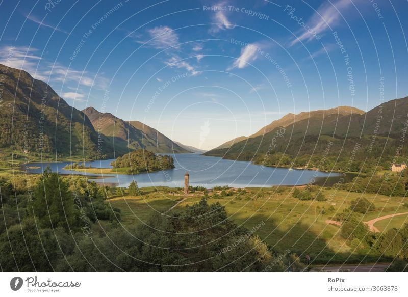 Loch Shiel und Glenfinnan monument am frühen Morgen. Schottland scotland Bucht Meer highlands Natur Monument Strand Küste England Ozean Sandstrand wildnis