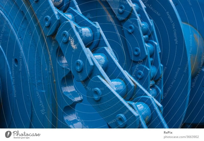 Kettengetriebe an einer alten Seilwinde. Kettentrieb Getriebe Ritzel Kettenrad Zahnrad gearing gearbox Mechanik Technik Maschine machine Verzahnung Freilauf