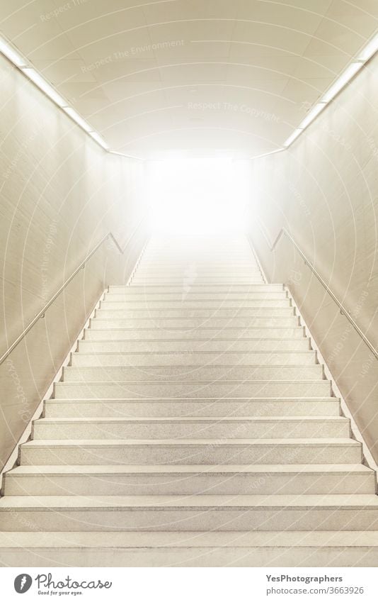 Treppe nach oben in Richtung starkes Licht. Treppe geht nach oben. Weiße moderne Treppe. abstrakt Errungenschaften Flughafen Architektur Keller hell Gebäude