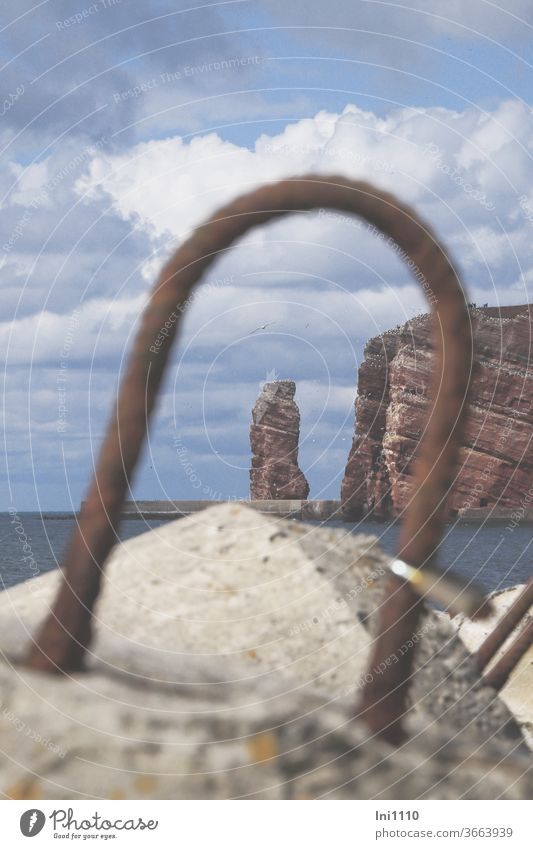 Blick durch die Öse einer Tetrapode auf die Lange Anna vor blauem Wolkenhimmel Helgoland Vogelfelsen Blick hindurch Küste Nordsee Insel Sehenswürdigkeit Felsen