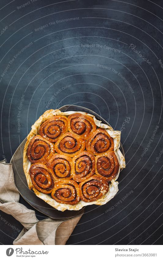 Frisch gebackene Zimtbrötchen in einer gusseisernen Pfanne mit Zuckerglasur oben Hintergrund Bäckerei Brot Frühstück Brioche braun Brunch Brötchen Kuchen gießen