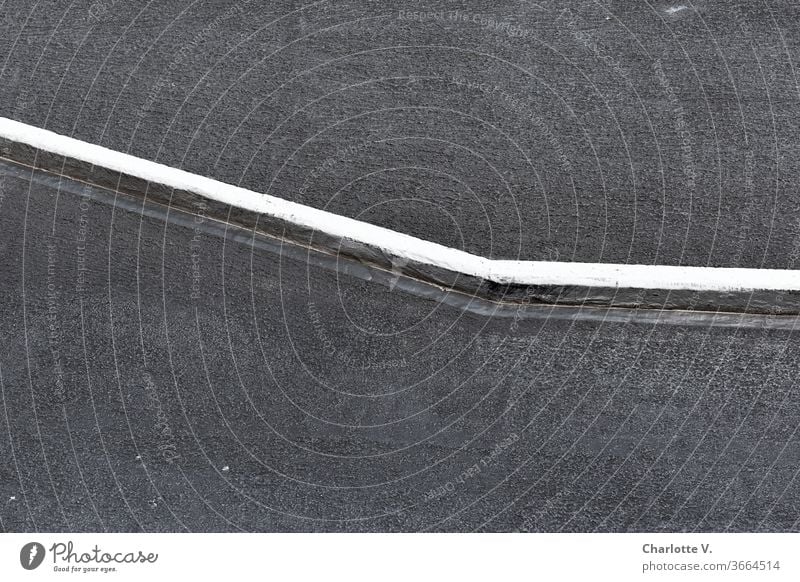 Minimalismus | Fahrbahnmarkierung Chart Linie Asphalt Abwärtsentwicklung abwärts Abwärtstrend Straße Schilder & Markierungen Verkehrswege Außenaufnahme Farbfoto