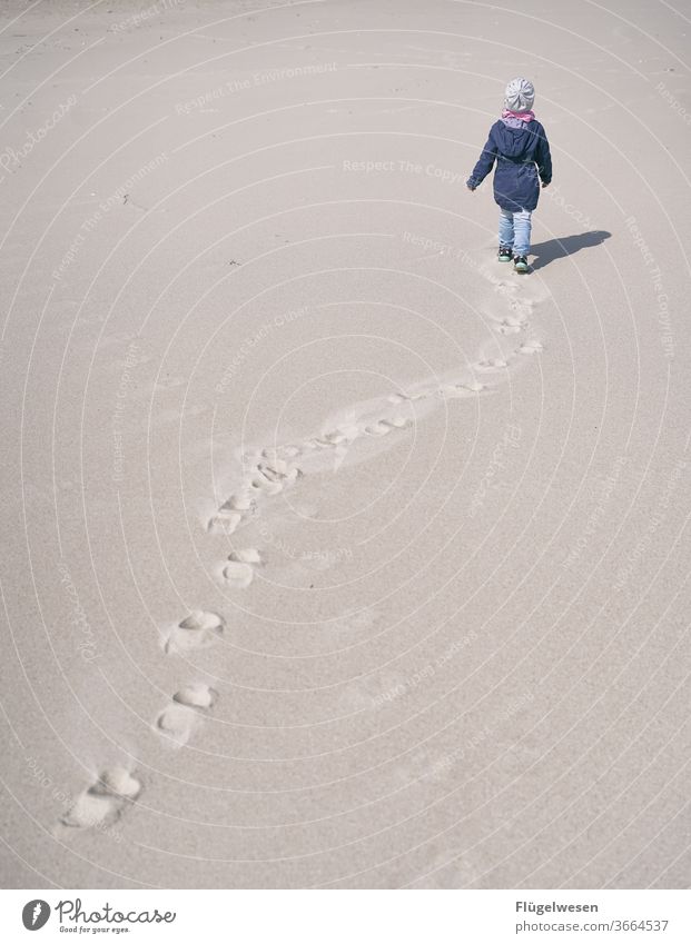 Spuren im Strand Stranddüne Strandkorb Strandspaziergang Strandleben Sand Sandstrand Sandstein Sandale Sandkorn Sandbank sandig Kind Kindheit spurenlesen