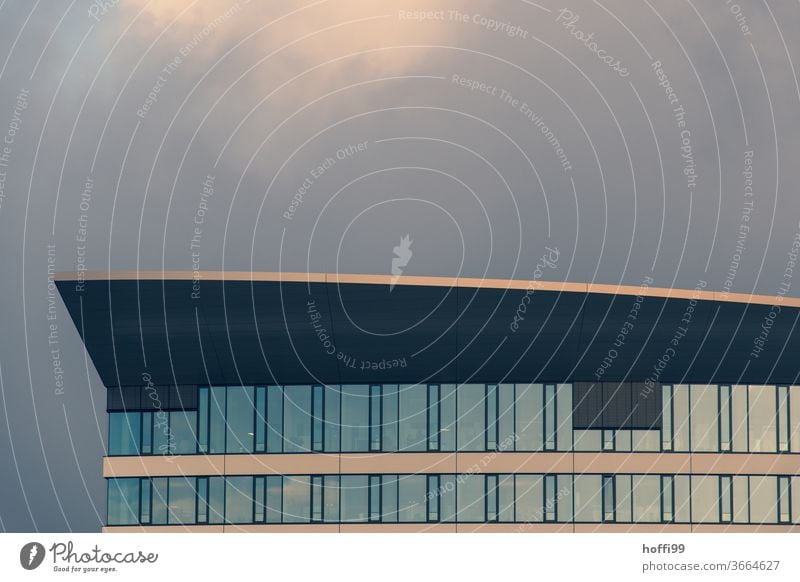 ein Sturm zieht auf - das letzte Leuchten der Sonne im urbanen Spiegel lässt hoffen ... Unwetter Spiegelung Sonnenuntergang Urbanisierung Moderne Architektur