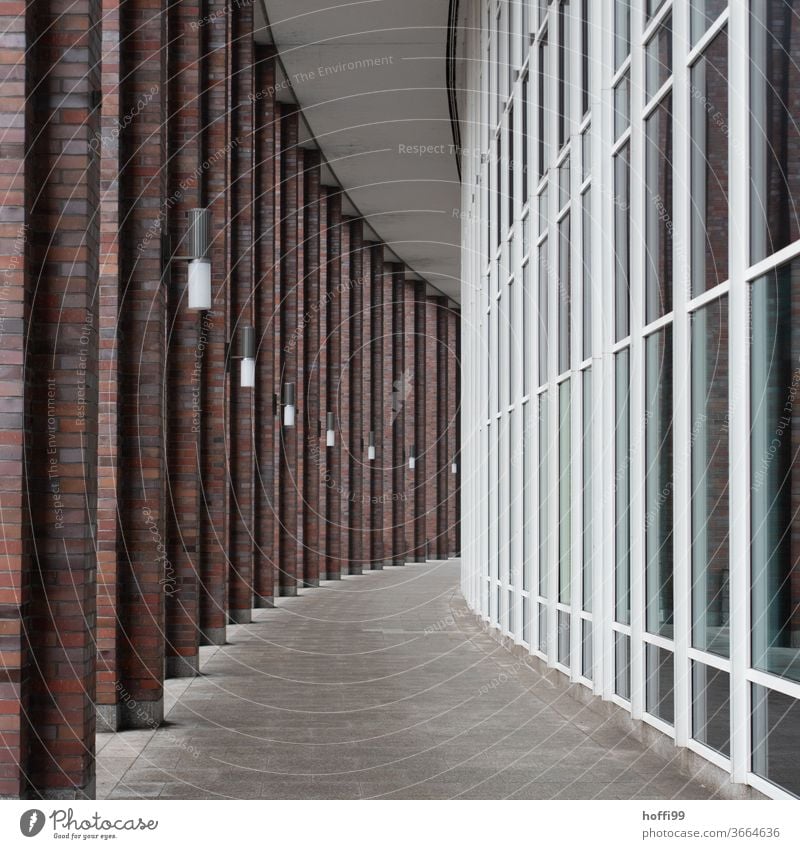 Arkadengang mit Fensterfassade Säulen Gebäude Wege & Pfade Mauer Fensterscheiben Backsteinfassade Backsteinwand rotklinker ziegelstein Lager Altstadt