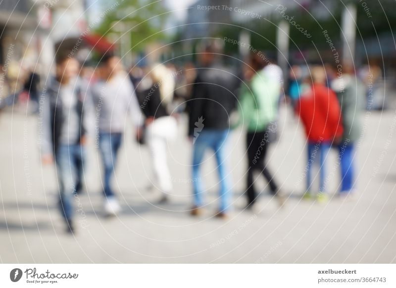 defokussierte Menschen in der City Stadtleben Menschenmenge Innenstadt Fußgängerzone Großstadt Lifestyle Stadtzentrum Unschärfe urban Straße Hintergrund