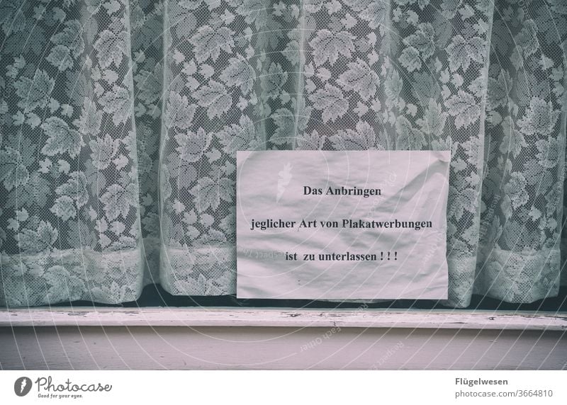 Drohgebärde drohung Verbote Verbotsschild verboten verbotszeichen Fenster Fensterscheibe Fensterladen Fensterbrett Fensterrahmen Gardine gardinenstange Gardinen