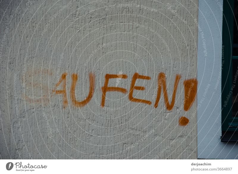 Ohne Worte  // geschrieben  steht an einer Mauer : Saufen ! Tod Alkohol Alkoholsucht Farbfoto Alkoholisiert Spirituosen Abhängigkeit Einsamkeit verkatert Glas