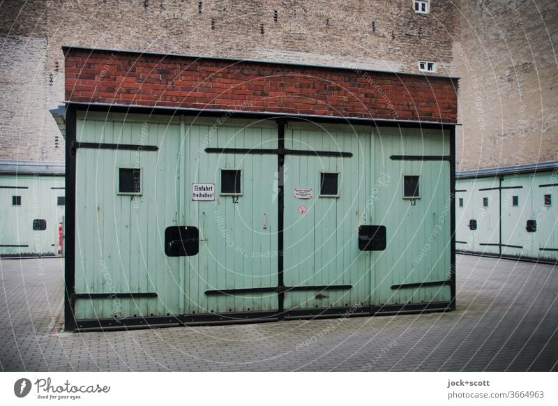 freundliche Mehrzweckgaragen aus DDR-Zeiten Garage Architektur türkis Prenzlauer Berg Brandmauer Garagentor retro Zahn der Zeit Smiley Illusion Lächeln