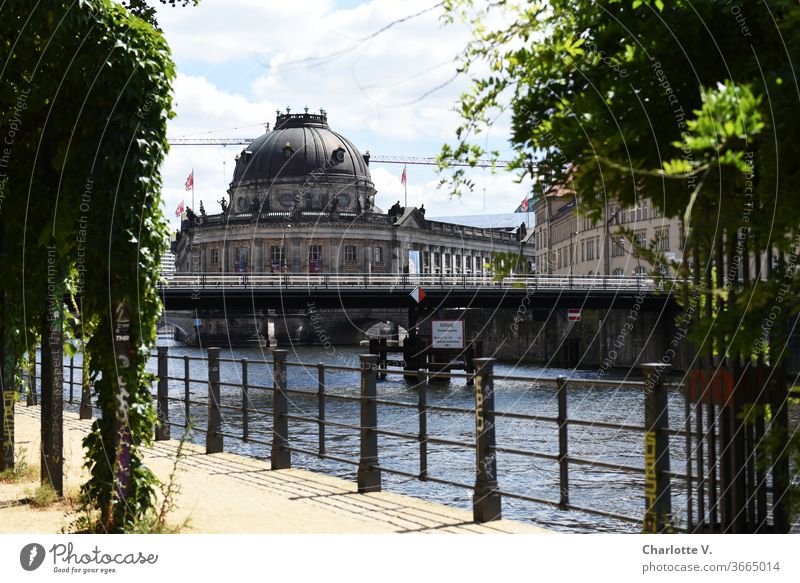 Postkarte aus Berlin | Bodemuseum Museumsinsel Spree Hauptstadt Stadt Sehenswürdigkeit Fluss Menschenleer Architektur Stadtzentrum Außenaufnahme Tourismus