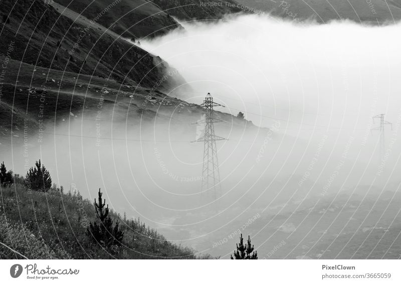 Aufsteigender Nebel in den Bergen Natur Licht Landschaft Herbst Stimmung Wiese Berge u. Gebirge Menschenleer Wolken