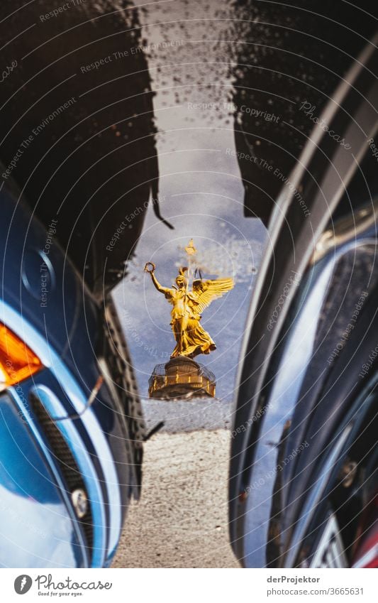 Siegessäule in einer Pfützenspiegelung mit Autos Stadtzentrum Menschenleer Sehenswürdigkeit Wahrzeichen Denkmal Gold Statue Farbfoto Außenaufnahme