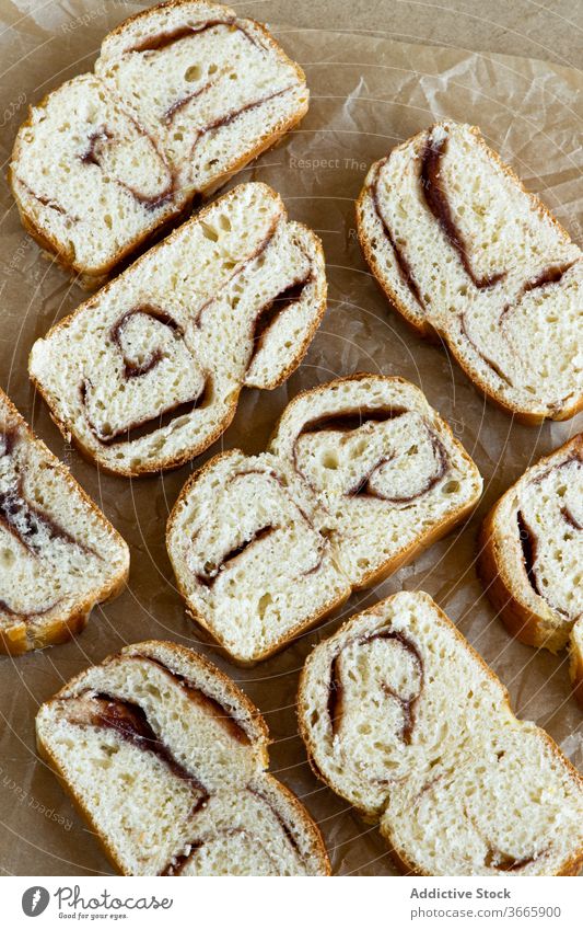 Schmackhafte frische Brioche-Scheiben mit Marmelade lecker selbstgemacht gebacken Ware Pergament Küche Bäckerei Speise Spielfigur Mahlzeit Dessert Gebäck süß