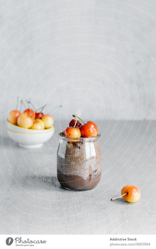 Köstlicher Schokoladen-Chiapudding mit weißen Kirschen oben drauf Pudding Dessert organisch Frühstück Beeren Samen weiße Beere Glas süß lecker Lebensmittel