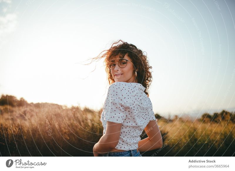 Positive Frau mit gewelltem Haar schaut in die Kamera gewelltes Haar Glück Schönheit Lifestyle idyllisch feminin Sommerzeit Zahnfarbenes Lächeln Harmonie