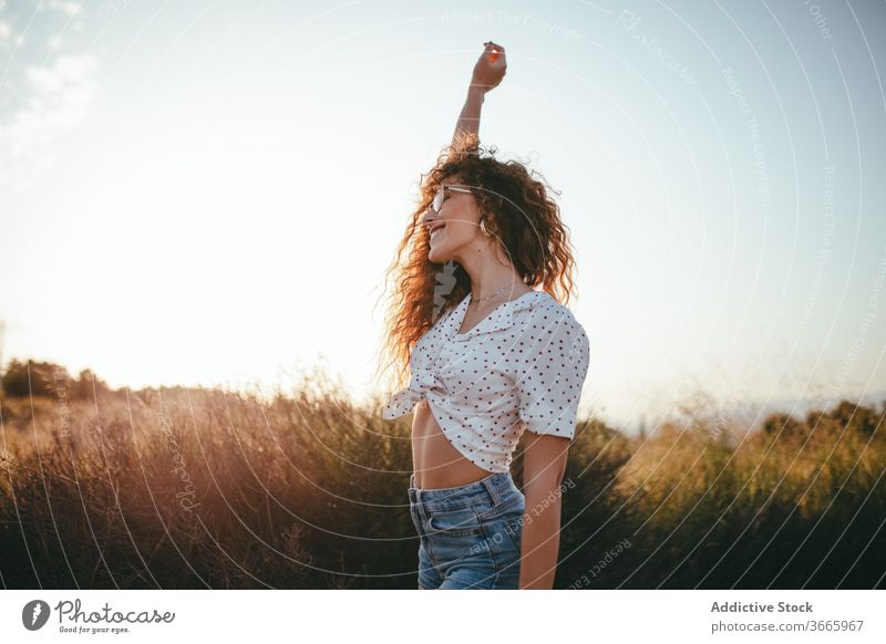 Positive Frau mit gewelltem Haar schaut in die Kamera gewelltes Haar Glück Schönheit Lifestyle idyllisch feminin Sommerzeit Zahnfarbenes Lächeln Harmonie