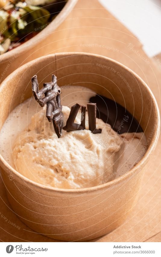 Kartonschüssel mit köstlichem Eis auf dem Tisch Imbissbude Dessert Lebensmittel Speiseeis lecker Schnaps Alkohol appetitlich Schokolade Chip Schachtel Kasten