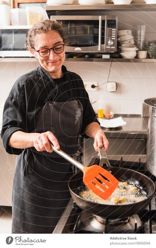 Braten von Artischocken in der Küche eines Restaurants Lebensmittel Feinschmecker Küchenchef Speise Essen zubereiten Mahlzeit frisch geschmackvoll Abendessen