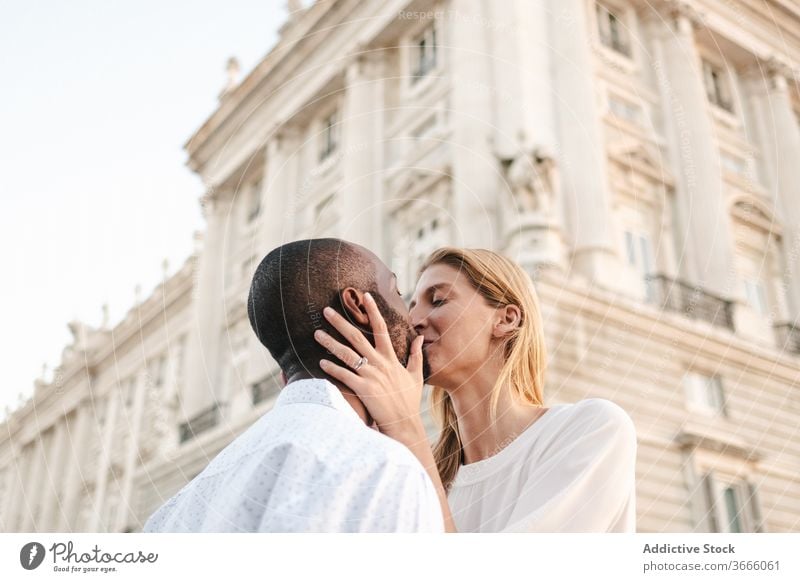 Positives multiethnisches Paar küsst sich auf der Straße Küssen Bonden Umarmen positiv offen Liebe Inhalt Madrid Zuneigung sanft lässig Lifestyle Spanien