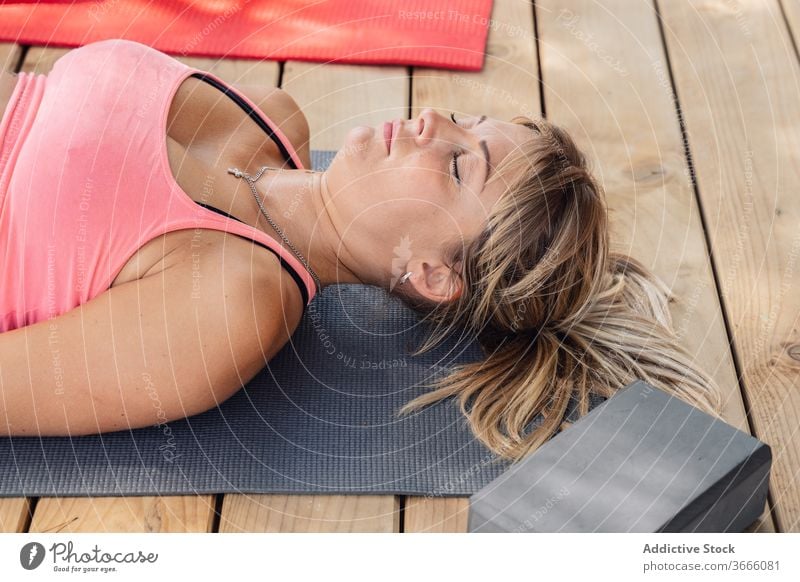 Yogalehrerin meditiert in Savasana-Position während des Unterrichts mit Ausbilder Frau Menschen Leiche savasana Lotus-Pose Lager meditieren sich[Akk] entspannen