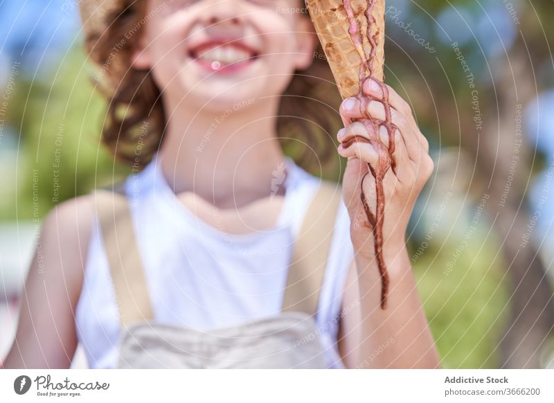 Begeisterter Junge mit leckerer Eistorte zerlaufen Vergnügen Speiseeis froh Wochenende Urlaub Sommerzeit Dessert Natur Leckerbissen Kind essen Lächeln