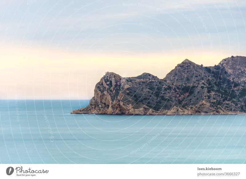 Sonnenuntergangsstimmung mit farbenfroher Wolkenlandschaft auf dem felsigen Berg der Costa Blanca, Altea, Spanien altea Küste Strand Meer Himmel MEER Ansicht