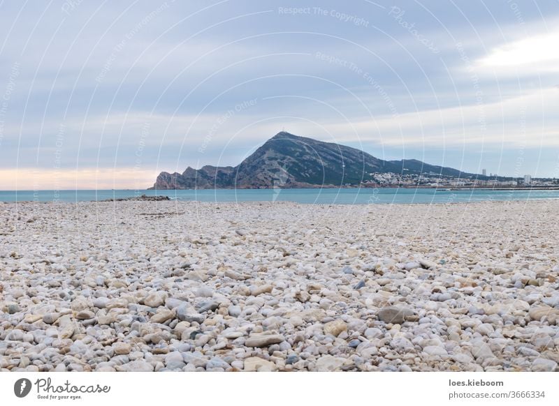 Panorama-Sonnenuntergang mit farbenfroher Wolkenlandschaft am Steinstrand von Altea, Costa Blanca, Spanien altea Küste Strand Meer Himmel MEER Ansicht