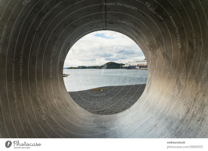 Blick durch Betonrohr auf Strand und Wasser mit Wolkenlandschaft Oslo Norweger Norwegen Hauptstadt urban Großstadt außerhalb im Freien Tag Stollen zylindrisch