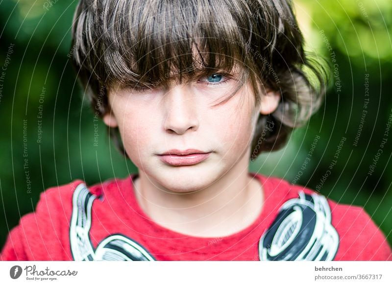 ich kann auch anders Außenaufnahme Sohn Kind Sonnenlicht Porträt Nahaufnahme Coolness Kontrast Licht frech lange Haare Tag Gesicht Kindheit Farbfoto Familie