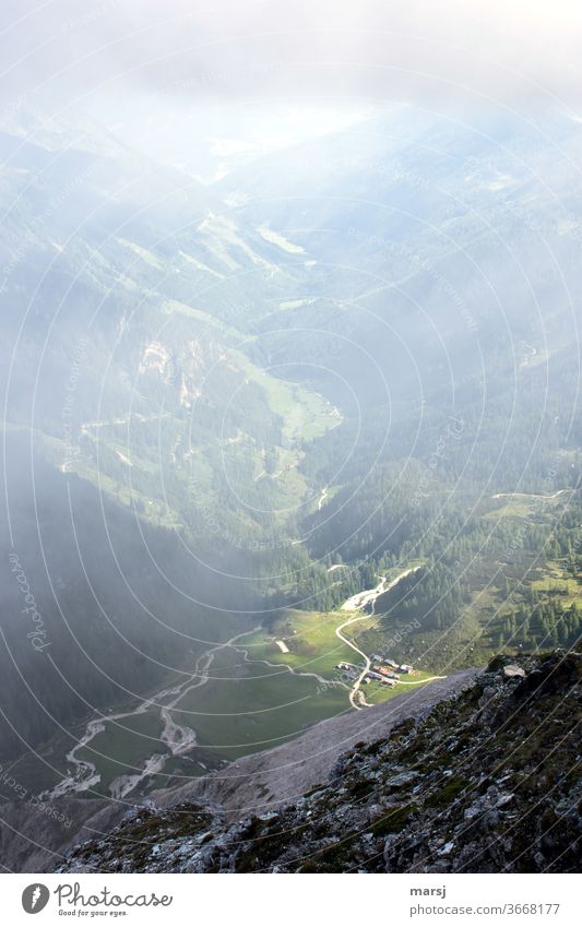 Blick auf die Ursprungalm Alm Österreich Preunegg Tal neblig Bergstraße eng runterschauen bewaldet Alpen Stille Ruhe Berge u. Gebirge Landschaft Natur