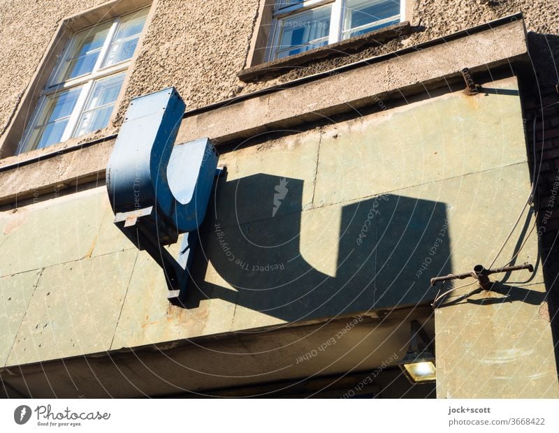 Eingang zur U-Bahn in Mitte Zeichen Haus Fassade Schattenspiel Station Fenster Froschperspektive Netzwerk Mobilität blau retro Schilder & Markierungen