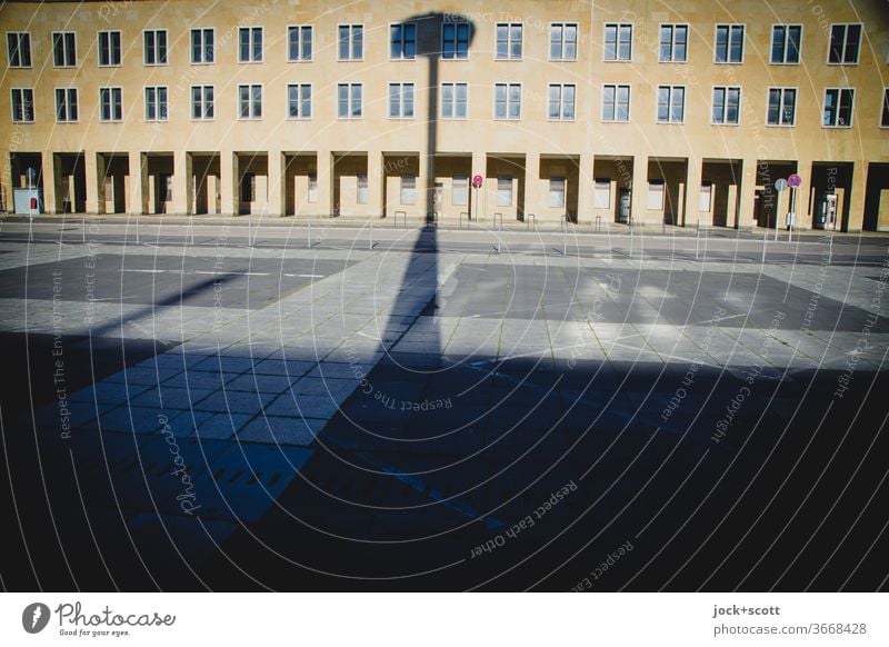 Große Dinge werfen lange Schatten Architektur Neigung Strukturen & Formen historisch Flughafen Fassade Gebäude Laterne Schattenwurf Platz Sonnenlicht Weitwinkel