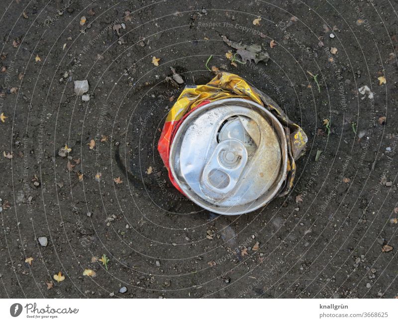 Eine plattgedrückte Getränke-Dose aus der Vogelperspektive Müll Metall Aluminium Dosenpfand Nahaufnahme Recycling Durst Tag Umweltverschmutzung dreckig Natur