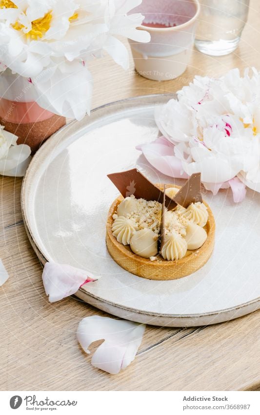 Köstliche Karamel-Torte mit Schokolade Karamell Dessert süß Garnierung Waffel Zapfen Blume Leckerbissen weiße Schokolade schmackhaft lecker Lebensmittel