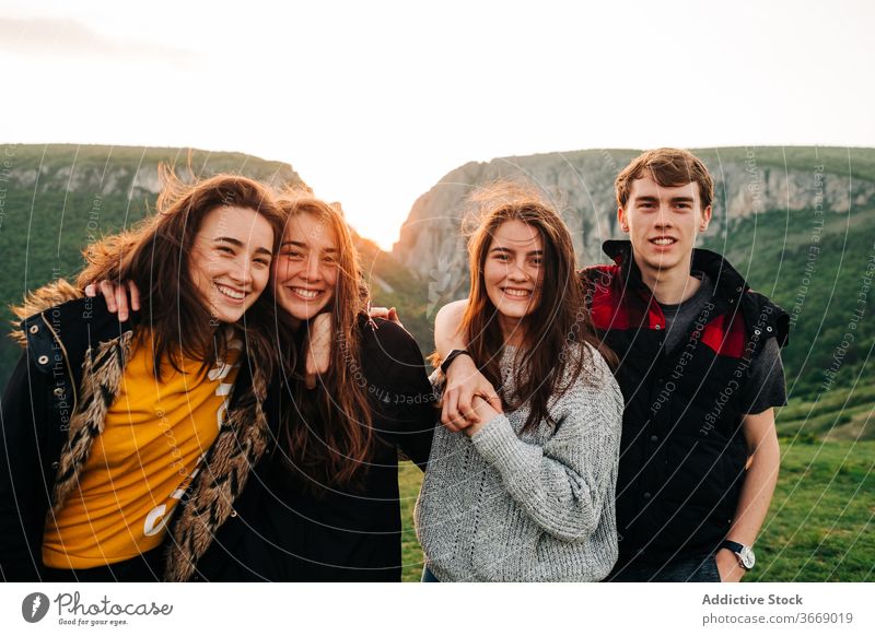 Gemeinsame Gesellschaft von Freunden im Hochland Berge u. Gebirge Zusammensein spektakulär Freundschaft Umarmung Urlaub Menschengruppe Sonnenuntergang