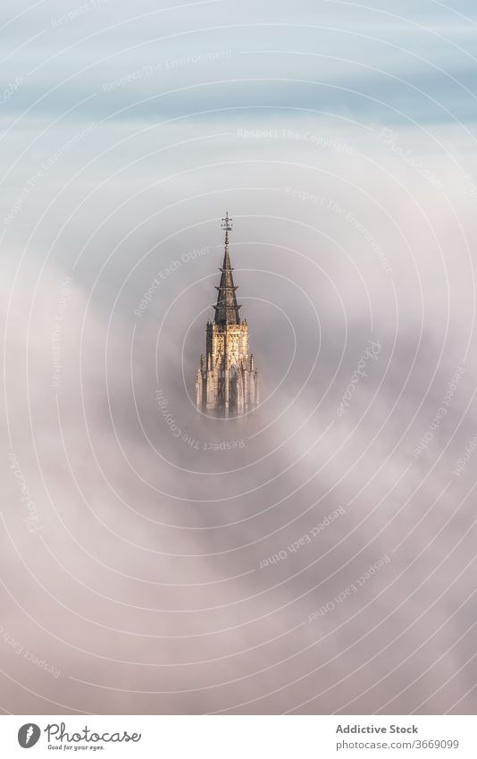 Wolken um die Domspitze bei bewölktem Wetter Gipfel antik Burg oder Schloss Architektur Cloud Festung Historie Erbe Palast Stein Toledo Ausflugsziel historisch