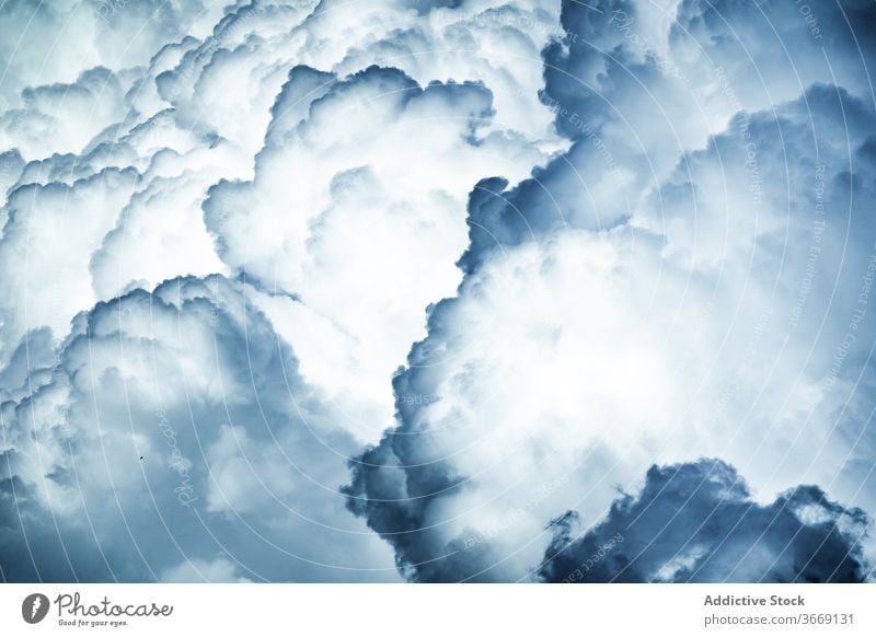 Erstaunlich Blick auf stürmischen Himmel mit Wolken wolkig kumulonimbus Gewitter dunkel Hintergrund Cloud spektakulär abstrakt Gewitterwolke unheilbringend