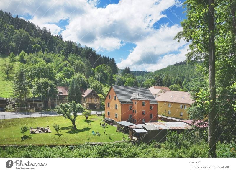 Spielwiese Haus Grundstück Gras Wiese Grundstücksgrenze Baum Landschaft Frühling Häuser ruhig Textfreiraum unten Außenaufnahme Farbfoto Menschenleer