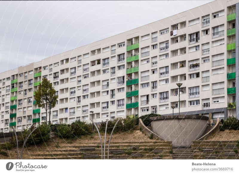 Paris - Wohnkomplex im 14. Arrondissement mit Betonumfeld Architektur Gebäude Hauptstadt Bauwerk Außenaufnahme Frankreich Menschenleer Tourismus Außenanlage