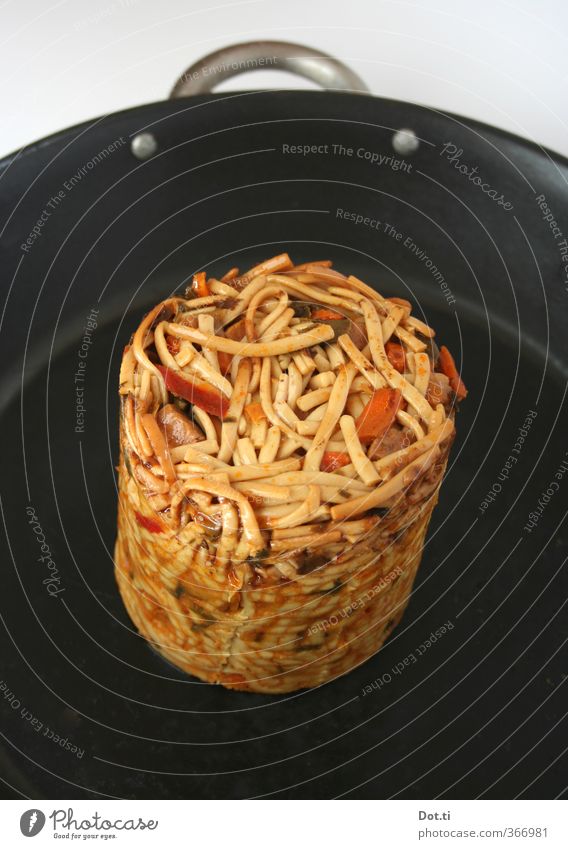 Dosenfraß Lebensmittel Ernährung Fastfood Pfanne lecker schwarz bequem gefräßig Konservendose Bami Goreng Asiatische Küche indonesisch heizen schnelle Küche