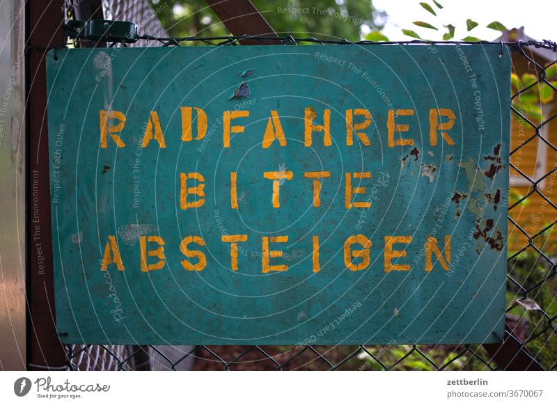 Radfahrer bitte absteigen schild vorsicht schrift aufforderung garten ordnung gefahr verkehr straßenverkehr schablone schablonenschrift typo typografie toleranz