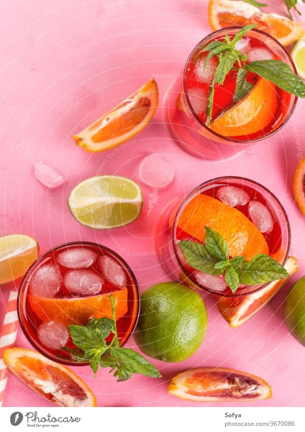 Frischer eisgekühlter roter Cocktail mit Blutorange trinken Alkohol Urlaub rosa Party Mocktail Kalk Roséwein Sangria Aperitif Frucht Sommer Schnaps Barista Wein