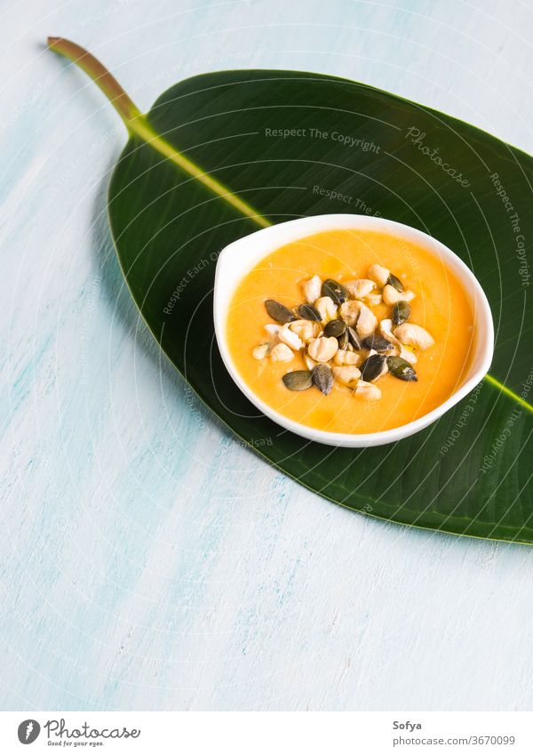 Kürbiscremesuppe auf grünem Blatt serviert Suppe Schalen & Schüsseln Lebensmittel Gesundheit Mahlzeit Gemüse Sahne Bohne weiß cannellini Italienisch Abendessen